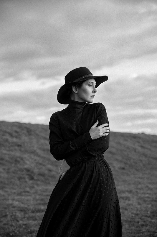 autumn, dramatic, portrait, bw, cold, black, hat, dress, model, wind, sunset autumn фото превью