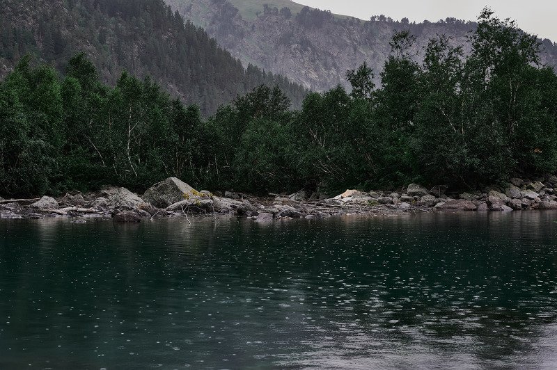 горы, озеро, вода, отражения, пасмурно, тучи, дождь, красота, природа, лето Озеро в горах фото превью