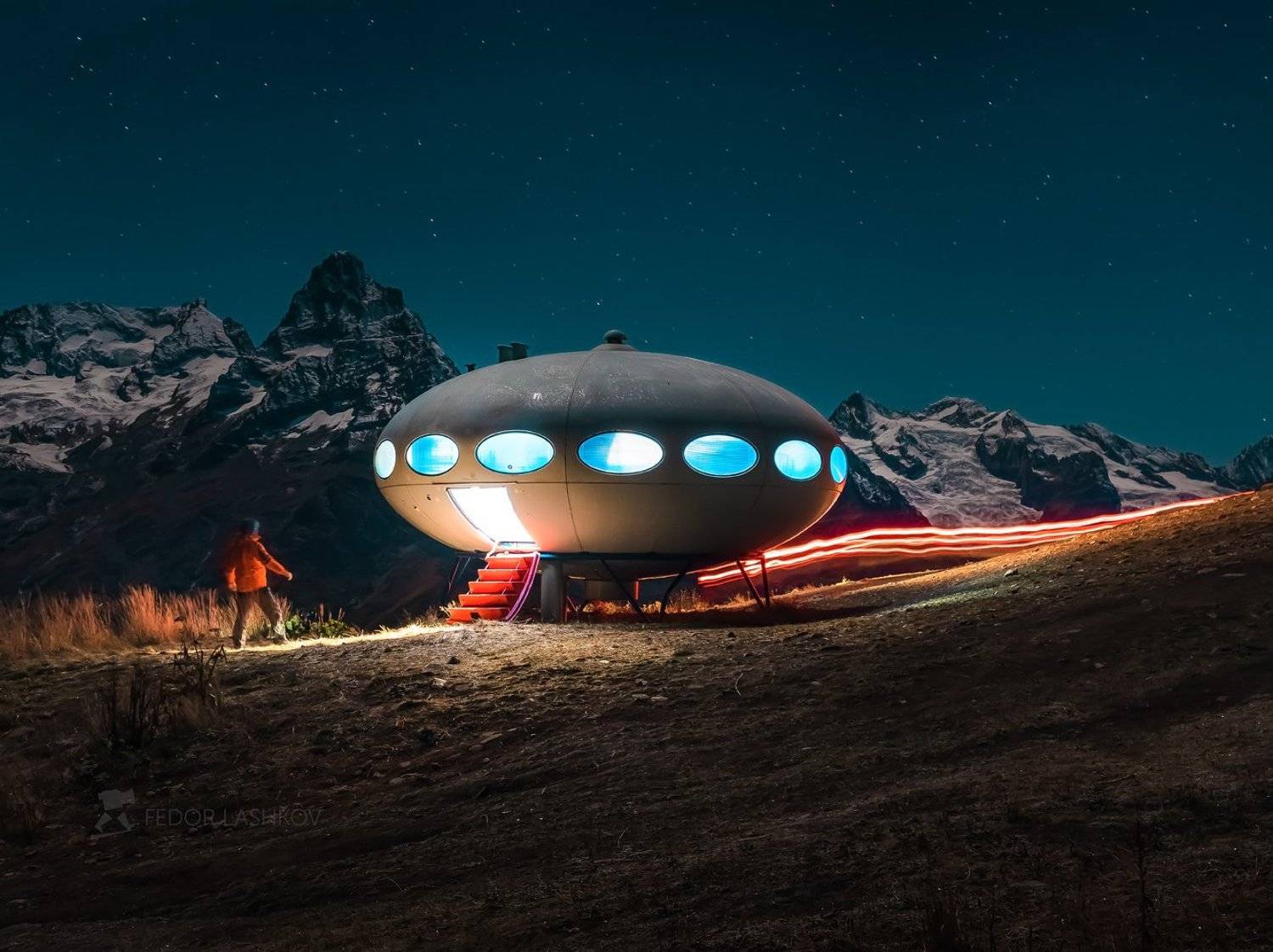 горы, гора, домбай, тарелка, futuro, гостиница, архитектура, сууронен, мусса-ачитара, ночь, ночное, хребет, звёзды, лунное, арт-объект, дом, футуристическое, туризм, путешествие,, Лашков Фёдор
