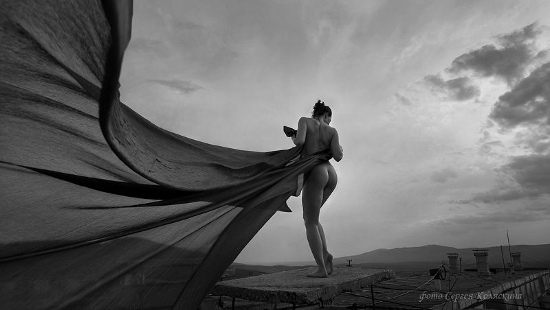 девушка, ветер, ткань, развевать, разговор, обнаженная натура, ню, попа, порыв ветра Разговор с Ветром фото превью