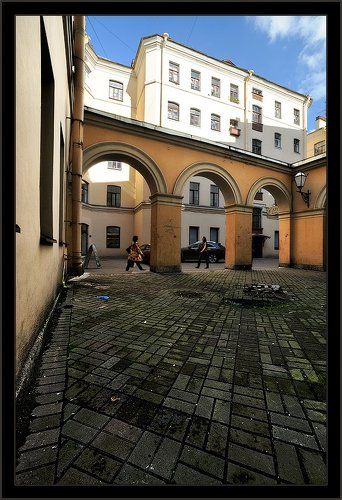 Цветная питерская картинка из дворов Капеллы