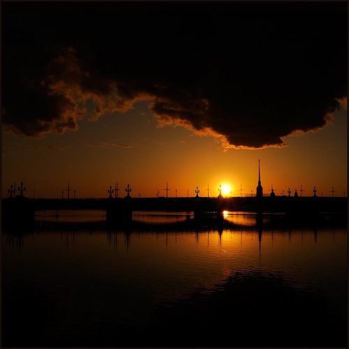 Питерская пейзажная закатная квадратная картинка о силуэтах над Невой