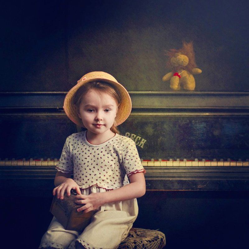 people, portrait, child, children У рояля фото превью