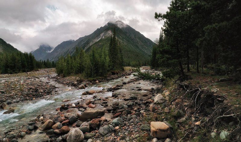 У горной реки фото превью