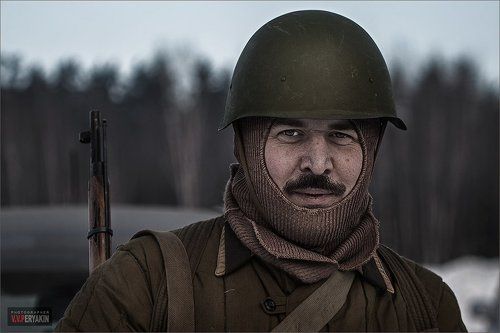 1943. Солдат в каске