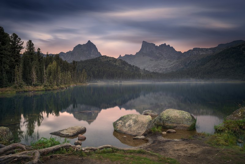 пейзаж, природа, озеро, отражение, камни, горы, скалы, пика, облака, небо, вечер, тихий, спокойный,  ергаки, красноярский край, сибирь, хребет, длинный Тихий вечер на озере Светлом фото превью