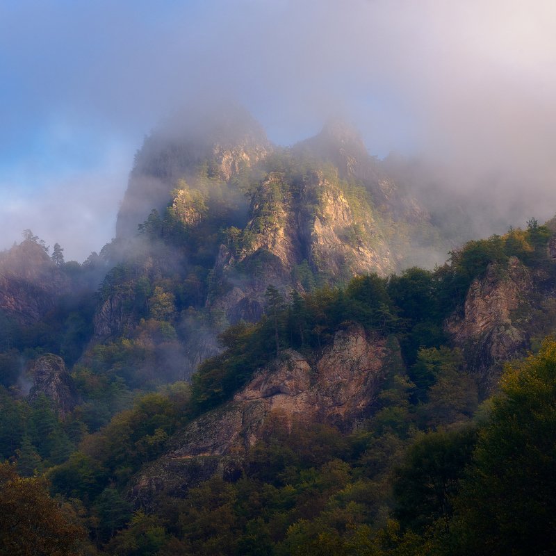 Утренний туман на склонах фото превью
