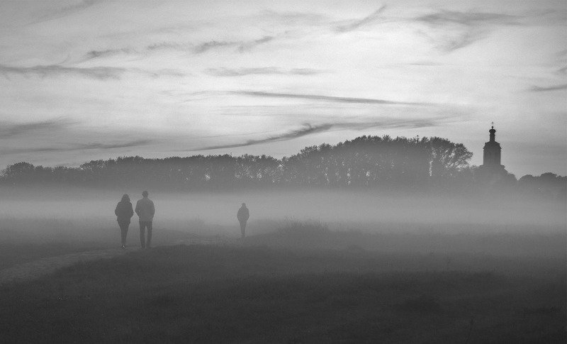 ч/б, люди, улица, свет, тень, дорога  фото превью