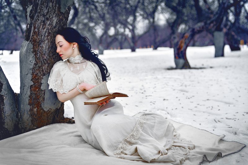 зима, портрет, постановочная фотография, книга, adult  outdoors  nature  dress  forest  beauty  female  people  woman  fashion  young woman  young adult Winter фото превью