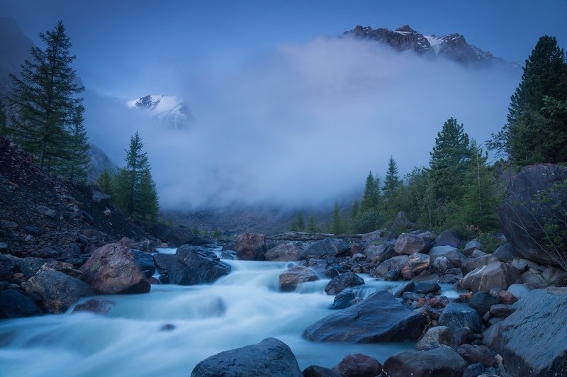 Долина Актру туманным утром фото превью