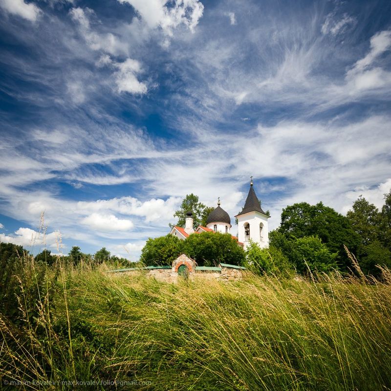 europe, russia, architecture, bell tower, church, cloud, cloudy, cupola, dome, grass, nature, panorama, plant, sky, summer, temple, village, бёхово, европа, поленово, россия, троицы живоначальной церковь, тульская область, архитектура, деревня, колокольня Троицкая церковь в яркий день середины лета/ Trinity chirch on a bright summer day фото превью