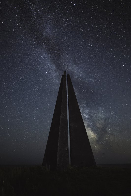 milky way, stars, monument, architecture, night, landscape, seascape, astrophotography Monument of Engineers race фото превью