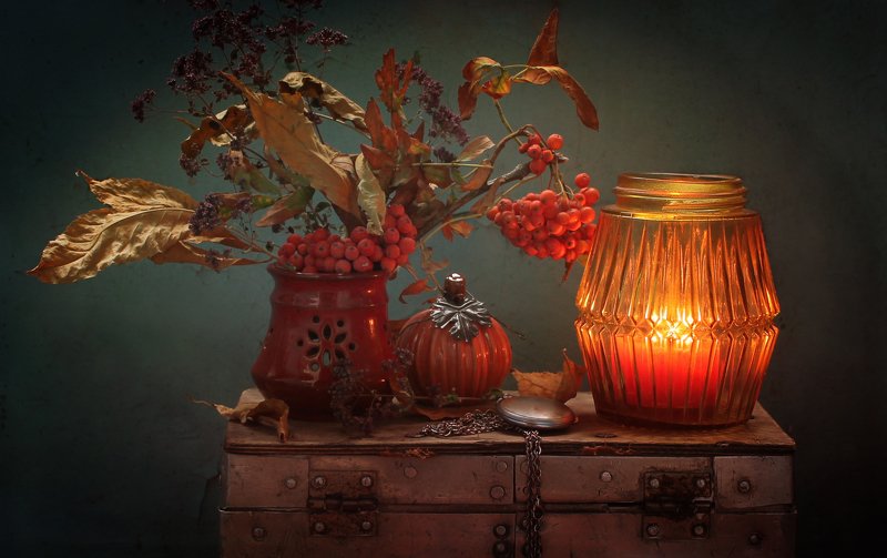 натюрморт, осень, подсвечник, сундучок, тыква, рябина, листья Осеннее ретро фото превью