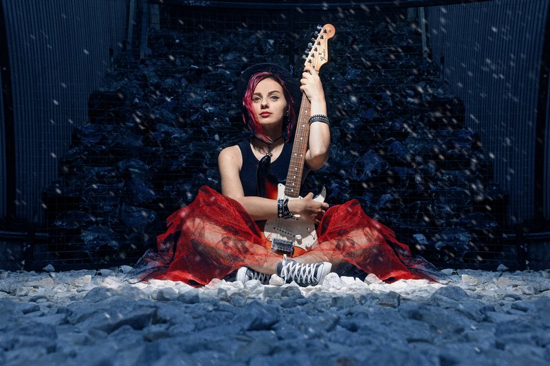 music  young woman  electric guitar  guitar  musical instrument  woman  female  plucking an instrument  outdoors  playing  string instrument  rock music  portrait гитара музыкант, девушка, музыка Gutar lady фото превью