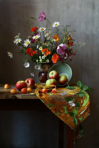 Букет и яблоки
