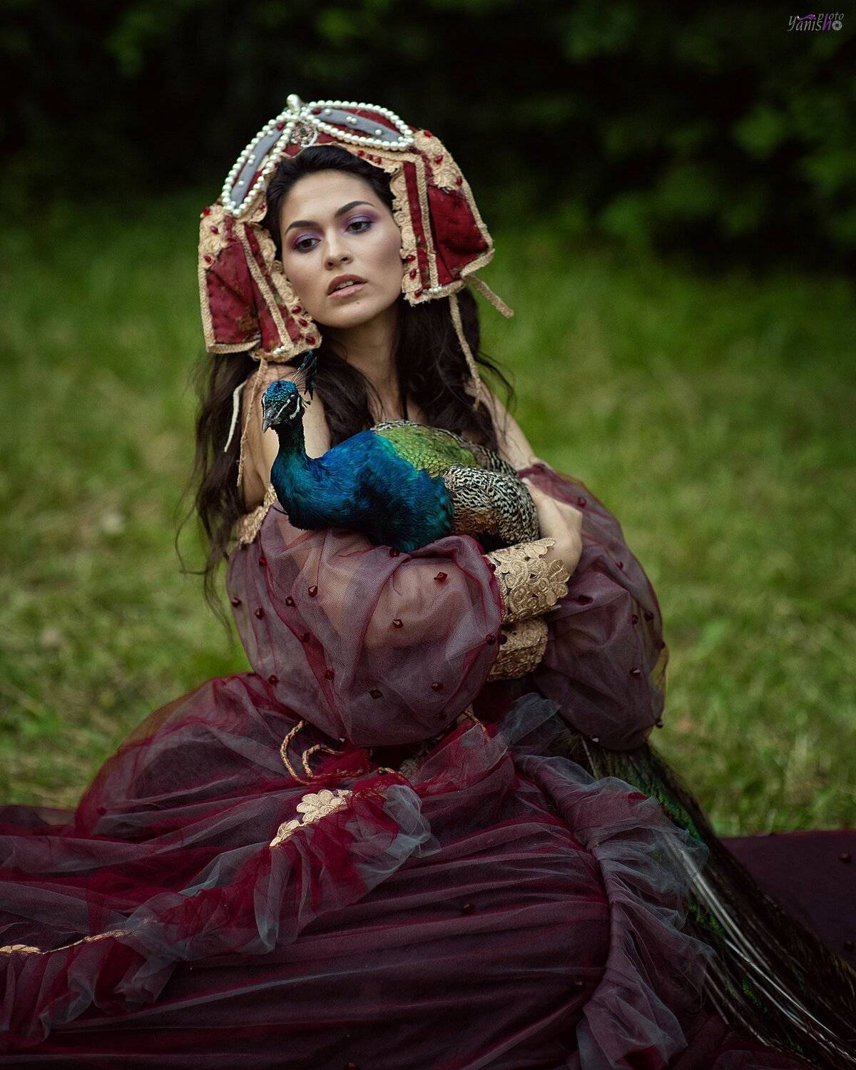 портрет, девушка, павлин, сад, фешн, вишневый, платье, брюнетка, арт, Янина Ермакова