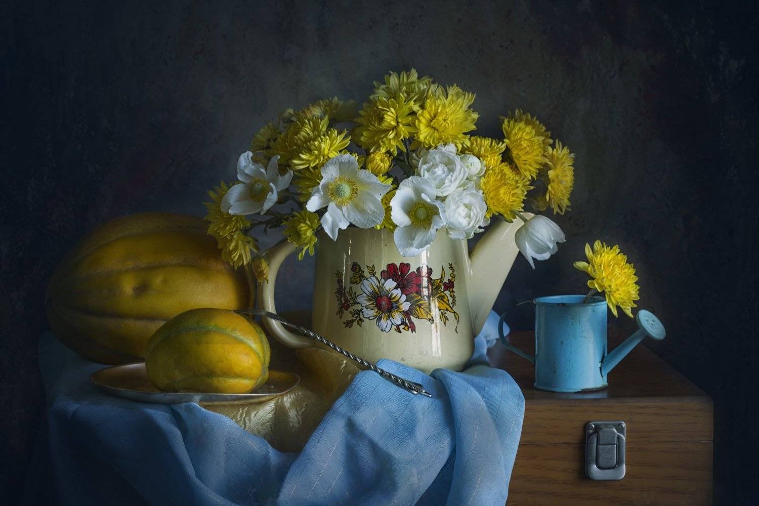 Букет жёлтых хризантем, дыни, поливальник, чайник, анемоны, вилка, осень, Лионелла Зимина