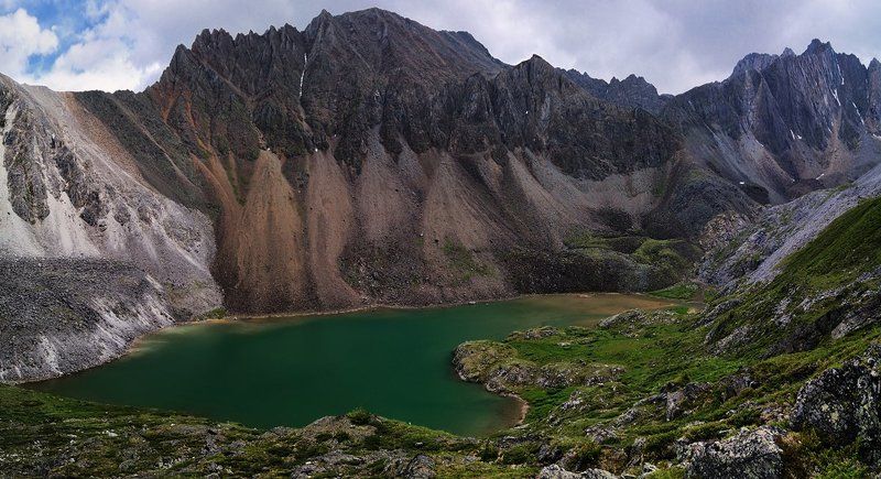 Горное озеро в истоках небольшой сибирской речушки фото превью