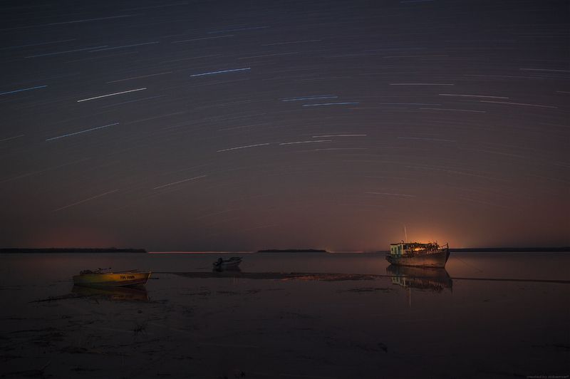 длинная выдержка, ночная съемка, звезды, вода, лодка, треки  фото превью