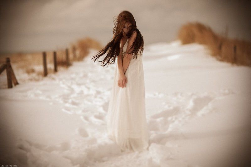 portrait, emotion, woman, frau, daylight, beach, strand, schnee. snow one tear away фото превью