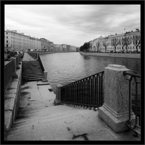 Черно-белая питерская квадратная традиционная картинка о спусках к Фонтанке, которые пока не заняты корабликами.