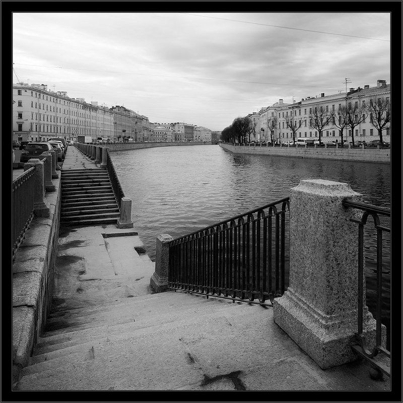петербург, центр, фонтанка, чб, квадрат Черно-белая питерская квадратная традиционная картинка о спусках к Фонтанке, которые пока не заняты корабликами. фото превью