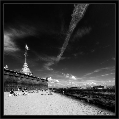 Черно-белый питерский жаркий позитивный квадрат с Петропавловки