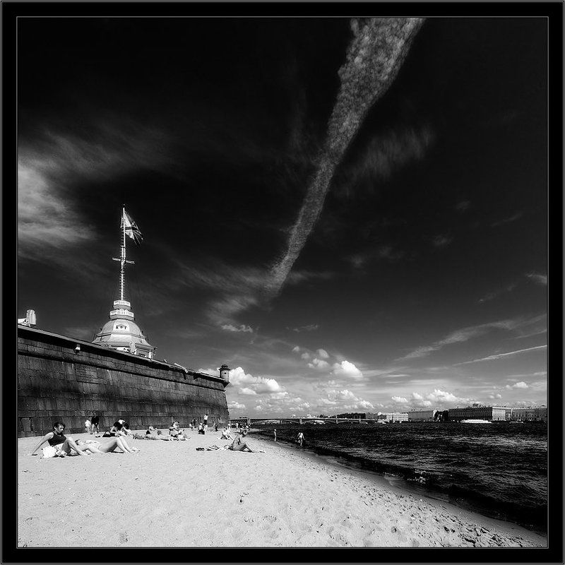 петербург, центр, петропавловка, нева, лето, чб, квадрат Черно-белый питерский жаркий позитивный квадрат с Петропавловки фото превью
