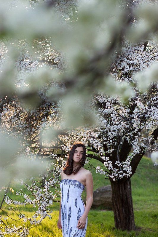 Девушка в цветущем саду фото превью