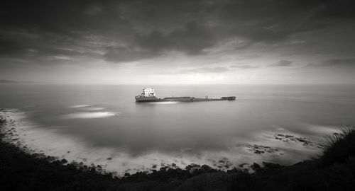 THE DARK BEAUTY – GHOST SHIP SERIES / 