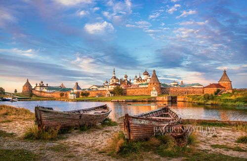 Монастырь и лодки
