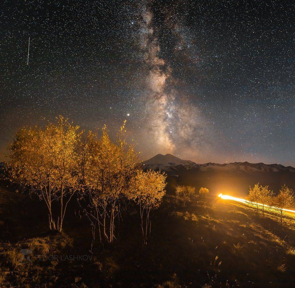 Кавказ, Джилу &ndash; Су, Эльбрус, Кавказский хребет, ночь, осень, звёзды, Млечный Путь, звёздное, ночное, берёза, берёзки, дерево, олко дороги, путешествие, горы, горное, , Лашков Фёдор