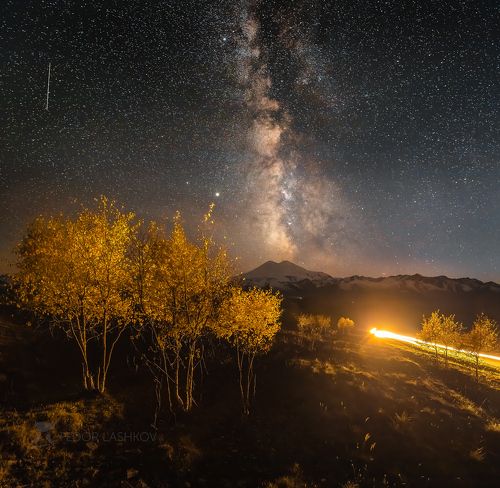 Млечный путь над Эльбрусом