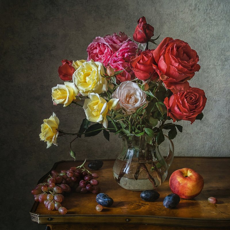 натюрморт, стекло, кувшин, цветы, розы, ягода, виноград, сливы, персик Розы из моего сада фото превью