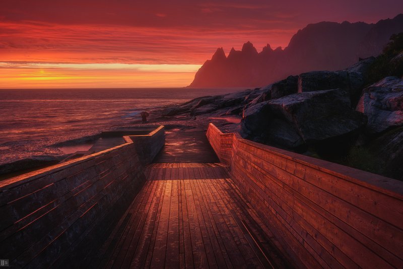 uranus235,nightphotoua,норвегия,norway,сенья,senja,tungeneset,остров,скалы,закат,тучи,море,камни,волны,зонтик,человек,доски,путешествие Художник и зонт фото превью