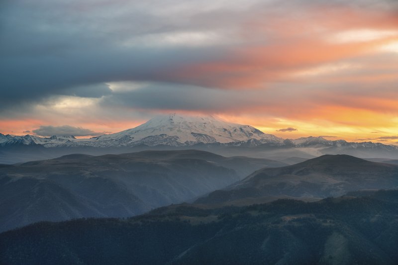 Эльбрус готовится ко сну фото превью