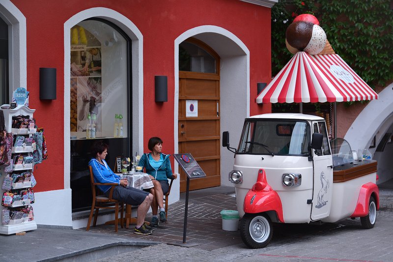 О подругах и красных тонах фото превью