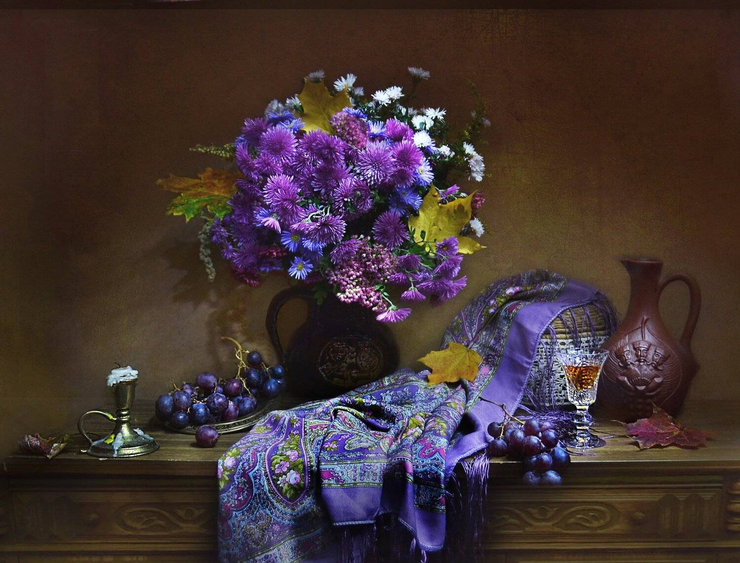 still life, натюрморт, фото натюрморт, осень, октябрь,цветы, хризантемы,сентябринки,свеча, подсвечник, шаль, кувшин, листья клёна, настроение виноград, Колова Валентина