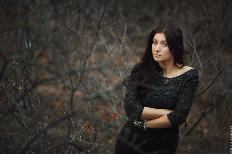 девушка, брюнетка, 135, ветки, кусты, Оля фото превью