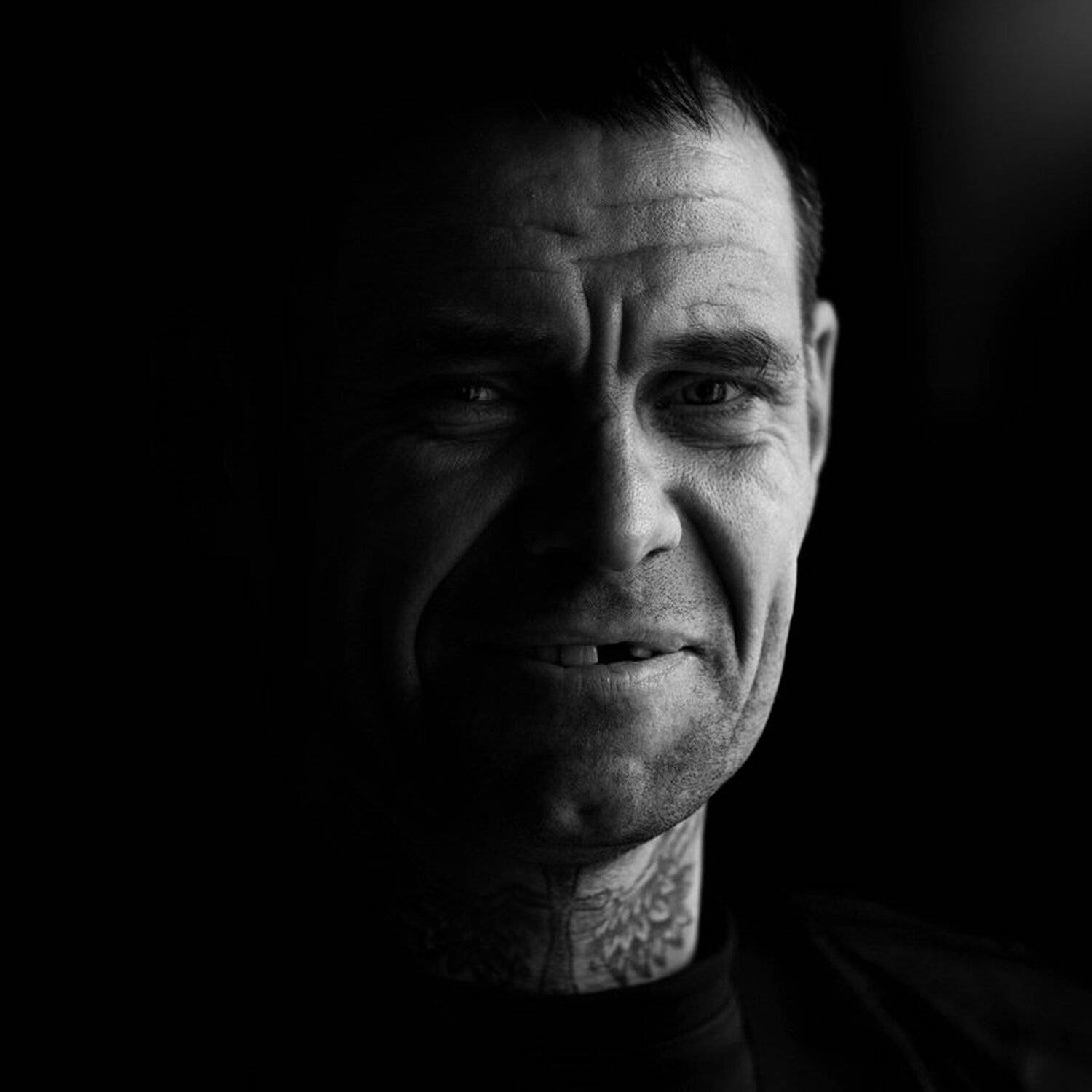 свободный сокол. Автор: Юрий Калинин портрет, юрий калинин, лица, черно-белое фото, улица, юрец, Юрий Калинин