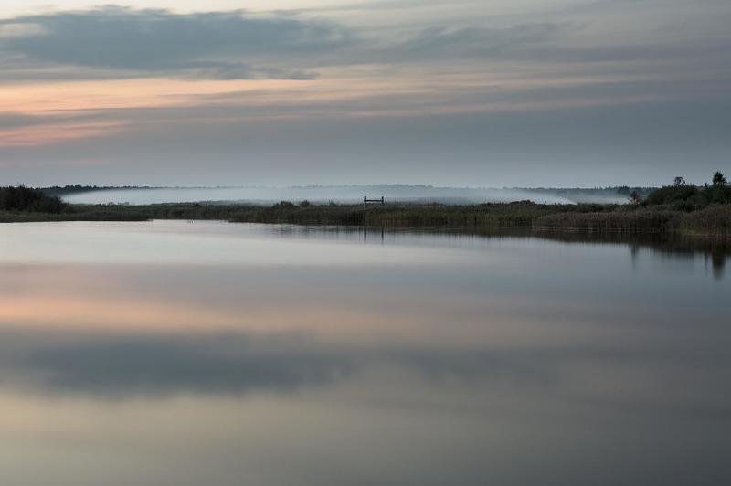 Fog over the lake фото превью