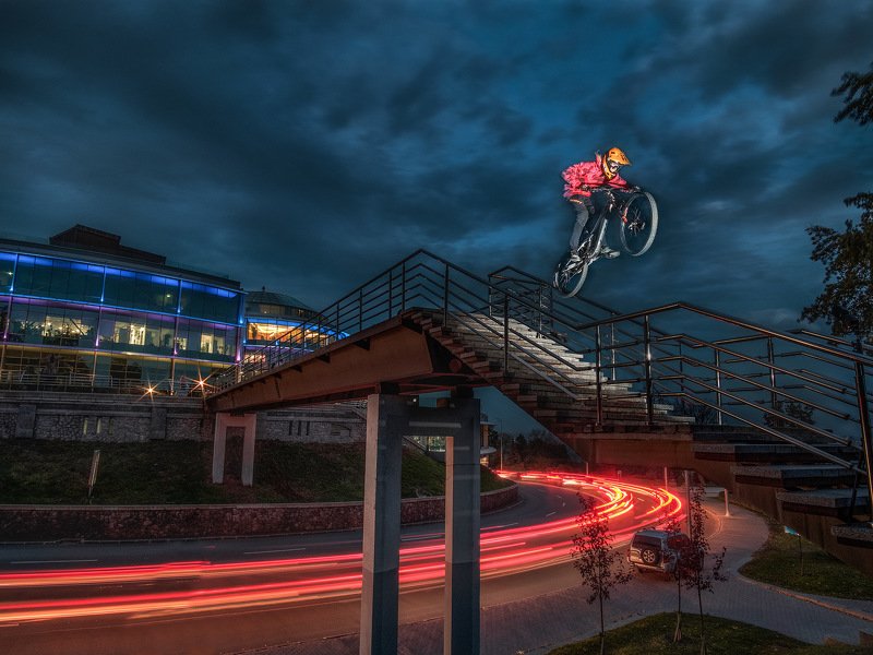 Bicycle  Lifestyles  One Person  Cycling  Outdoors  Full Length  Healthy Lifestyle  Leisure Activity  Extreme Sports  Sport  Motion  Skill  dh  downhill  urban  jumping  freeride  drop  light trail  long exposure  flash  red  blue  rider  ukraine  kyiv  c Street MTB series: night urban DH фото превью