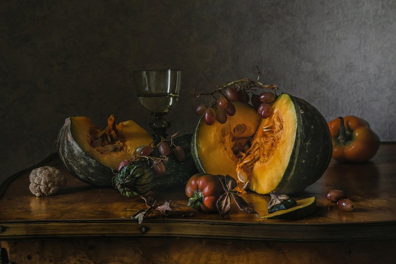 натюрморт, стекло, бокал, рёмер, тыква, перец, виноград Тыквенный день фото превью