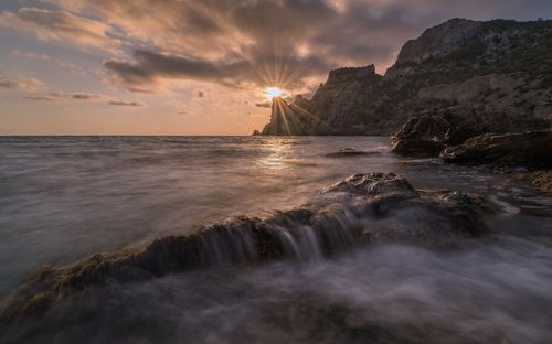 Здесь плещутся рифы в янтарной волне