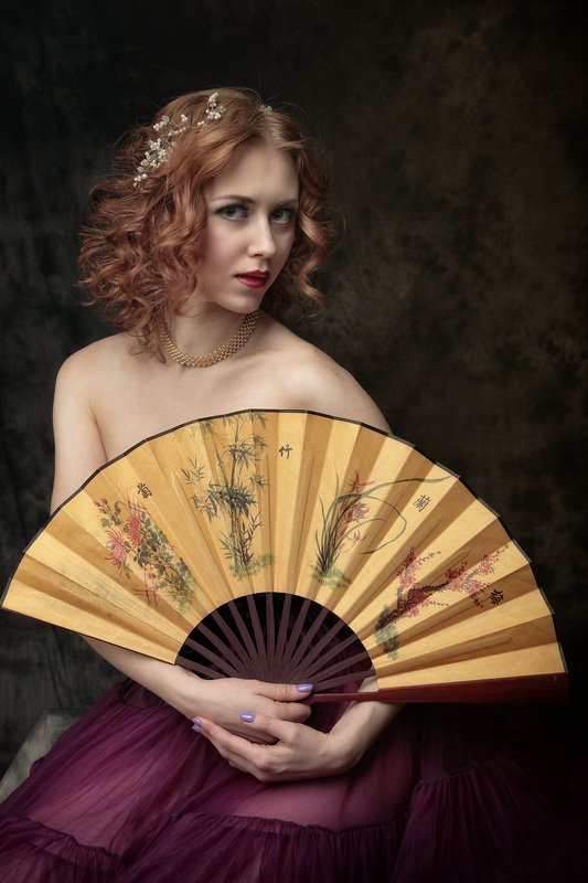 Девушка с веером и без... фото превью