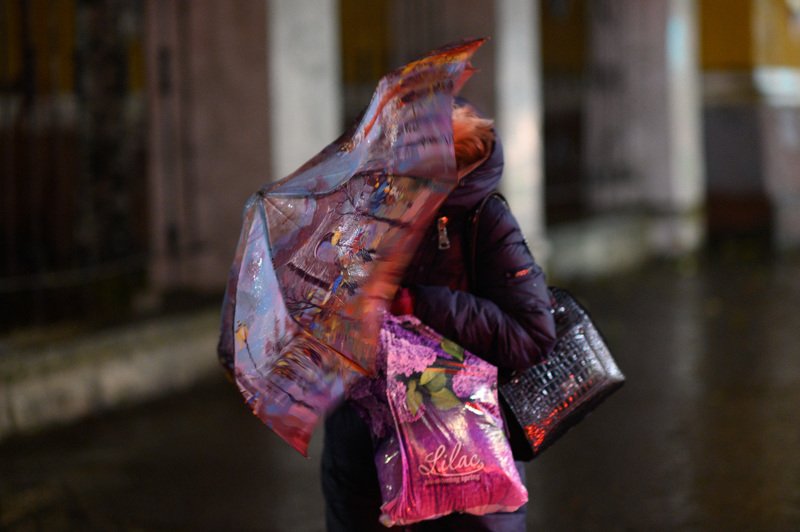 уличная фотография, streetphotography, северодвинск, осень, Дождливым октябрьским вечером фото превью