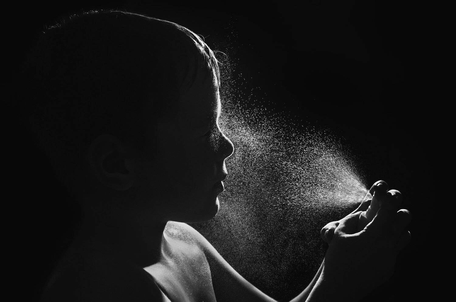 брызги,капли,пульверизатор,жара,чёрно-белый,ребёнок,игра, Владимир Володин