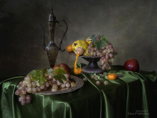 Натюрморт с восточным кувшином и фруктами