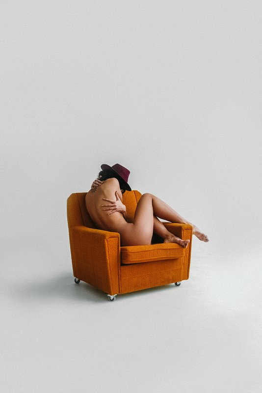 biocity, girl, chair, nude, naked, studio, model, модель, девушка, студия, not naked in the chair фото превью