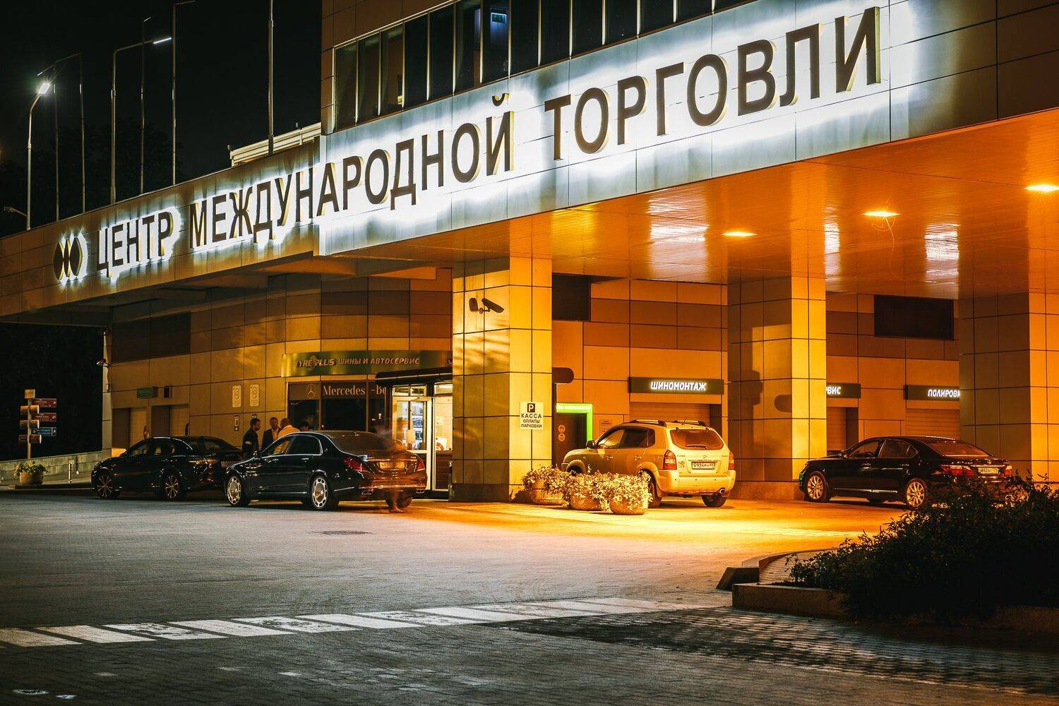 центр международной торговли, цмт, ночь, вечер, парковка, автомобили, , Юрий Шурчков